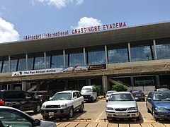 Façade de l'Aéroport international Gnassingbé Eyadéma de Lomé vue du parking