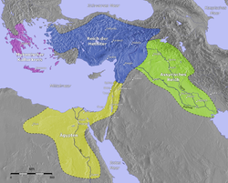 قلمرو پادشاهی هیتی‌ها در ۱۳۰۰ پیش از میلاد (منطقهٔ آبی) مصر (زرد) - آشور (سبز)
