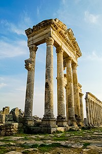 المبنى رُباعي الواجهة أو «التيتراستيلون» في مدينة أفامية الأثريَّة في سوريا