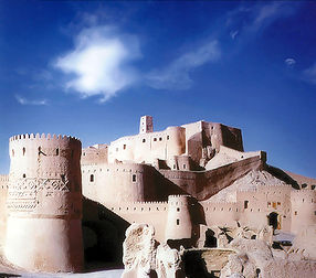 L'Arg-é Bam en Iran, plus grand bâtiment en adobe du monde, datant du Ve siècle av. J.-C. La citadelle a été presque entièrement détruite le 26 décembre 2003 par un tremblement de terre. (définition réelle 2 000 × 1 763)
