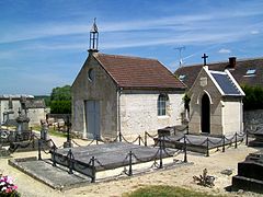 La chapelle funéraire des descendants du maréchal de Moncey au cimetière d'Asnières-sur-Oise : il s'agit de la petite chapelle à droite, récemment restaurée.