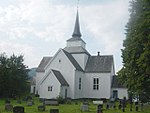 Foto einer weiß gestrichenen Holzkirche