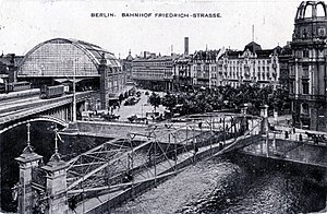 1900年前后的柏林腓特烈大街车站，图中高架铁路为柏林城市铁路。