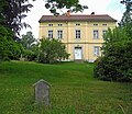 Pfarrhaus, Scheune hinten rechts am Weg und Wassertrog