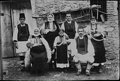 Жители од Буково во носии од горните битолски села, почеток на XX век