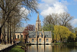 La maison éclusière du Minnewater et le clocher de l'église Notre-Dame, à Bruges (Flandre-Occidentale). (définition réelle 4 695 × 3 215)