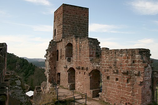 Ansicht der verbliebenen nördlichen Mauer des Palas und des Turms (März 2008)