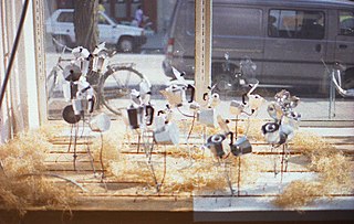 Etalage met brede ongeschuurde planken met hier Kiplampen van mokkapotten met Pasen, 1997