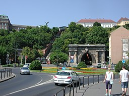 Východní portál tunelu pod Hradním vrchem na náměstí Clark Adám tér