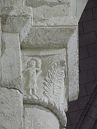 Chapiteau représentant un personnage debout à côté d'une palme.