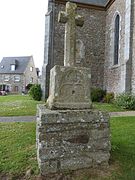 Croix située près de l'église.