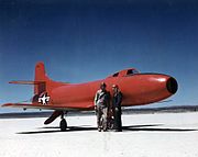 Os pilotos Marion Eugene Carl e Turner Caldwell com o D-558-1 em Muroc, 1947.