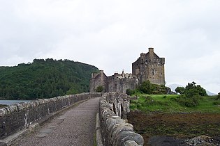 Каменный мост, ведущий к замку