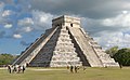 Chichén Itzá’da "El Castillo" (Kale) adıyla tanınan tapınak, Mayalılar Kukulcan (Tüylü yılan, Aztek'teki Quetzalcóatl'a denk gelir)'a tapıtılar (Yucatán, Meksika)