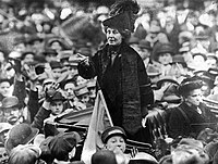 Bayan sayar da gidanta, Emmeline Pankhurst, wanda aka kwatanta a birnin New York a 1913, ya yi tafiya akai-akai, yana ba da jawabi a ko'ina cikin Birtaniya da Amurka.