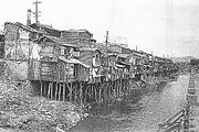 Huizen langs de rivier tijdens de Japanse bezetting van Korea (1910-1945)