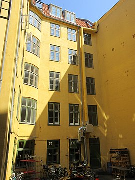 The side wing viewed from the courtyard.