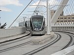 Die Stadtbahn auf der Calatrava-Brücke.