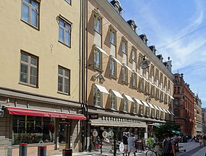 Fasad mot Drottninggatan, vy söderut med Kanngjutarmästarens hus längst till vänster.