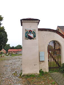 Toreinfahrt mit Wappen der Helene von Arnstedt