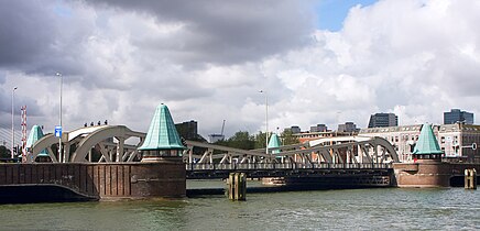 Blick nach West auf die geschlossene Klappbrücke, 2011