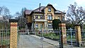 Villa, mit Nebengebäude und Einfriedung