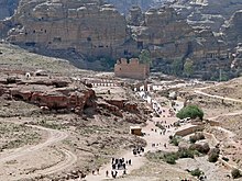 vue aérienne de ruines de tempes et de monuments sculptés dans la roche