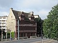 Façade à pan de bois, sur mur gouttereau en pierre de Caen