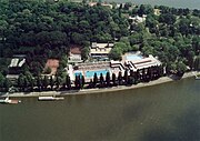 La piscina e gli alberi dell'isola