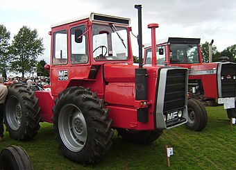 Massey Ferguson 1135 (rechts)