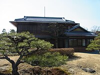 西園寺公爵家の別荘だった和館「坐漁荘」。大正9年に西園寺公望公爵が静岡県興津に建設したもので、邸内には竹の意匠をふんだんに用いているのが特徴的である。昭和4年の増築で洋室も加えられた。現在は愛知県犬山市にある博物館明治村に移築されている[153]。