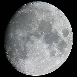 A la part frontal de la Lluna són especialment visibles els grans sistemes de marques radials dels cràters Tycho (inferior-esquerra) i Copèrnic (centre-esquerra)