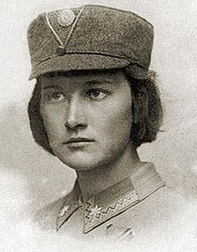 Schwarzweiß-Porträt einer jungen Frau in Uniform, mit kinnlange Pagenfrisur und Mütze