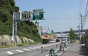 愛知県道23号に設置された大高入口への案内標識（奥の高架道路直下は名四国道大高ICだがこのICと大高入口は離れている）