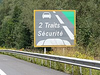 Utilisation du panneau SR2c sur une autoroute avec la mention (2 Traits Sécurité)