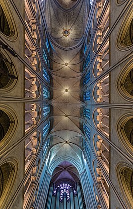 Abóbadas da nave da Catedral de Notre-Dame de Paris, França. Os pilares estão ligeiramente deslocados, de modo que as abóbadas estão um pouco distorcidas. (definição 3 810 × 5 978)
