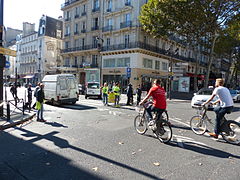 Police et volontaires à la barrière à l'entrée de la rue Saint-Martin, le 27 septembre 2015.