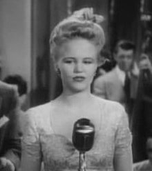 پگی لی در صحنه‌ای از فیلم فروشگاه ورودی صحنه - ۱۹۴۳