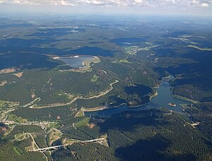 Ober- und Unterbecken des Pumpspeicherkraftwerks. Am unteren Bildrand: die Schnellfahrstrecke Nürnberg–Erfurt mit dem Tunnel Goldberg