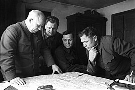 Nikita Khrusjtsjov (til venstre) og tre andre studerer kart over Stalingrad Foto: RIA Novosti archive, image #882837 / Knorring