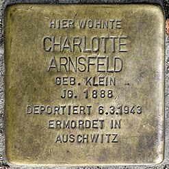 Stolperstein Charlotty Arnsfeld, jednej z wielu urodzonych w Braniewie Żydów, których zamordowano podczas wojny[16]