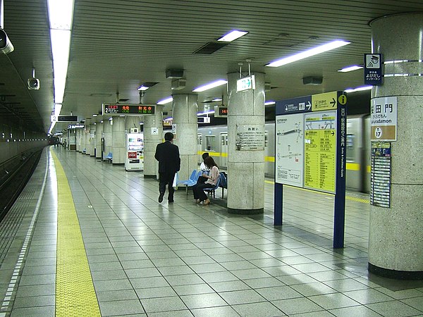 600px-TokyoMetro-Y17-Sakuradamon-station-platform.jpg