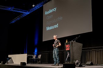 Trammel Hudson bei einem Vortrag auf dem 34C3