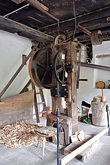 Maschine, mit der die Feitelheft-Rohlinge aus dem Holz gestanzt werden
