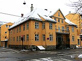 Fred. Olsens gate 2: Treschowgården. Rakennus valmistui vuonna 1710 asuintaloksi. Vuosina 1819–1823 talossa toimi Oslon pörssi, minkä jälkeen se oli vuoteen 1869 saakka kouluna. Myöhemmin siinä toimi hotelli, ja 1910-luvulla rakennuksen osti laivanvarustaja Thomas Fredrik Olsen, jonka mukaan katu sittemmin nimettiin.