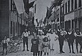 Kinder in der anlässlich Fronleichnam geschmückten Medardstraße (1926)