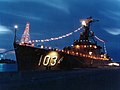 Vánočně vyzdobený americký eskortní torpédoborec USS John R. Perry (DE-1034)