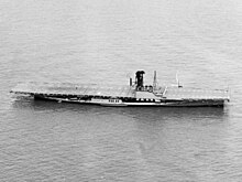 USS Wolverine (IX-64) стоит на якоре в озере Мичиган (США) 6 апреля 1943 года (NH 43517) .jpg