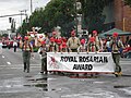 Bảng ghi giải thưởng Royal Rosarian cho xe hoa cộng đồng được Nam Hướng đạo Mỹ đảm trách mang đi phía trước xe hoa của cộng đồng