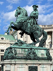Это НЕ памятник принцу Савойскому, а памятник одному из Габсбург, памятник Евгению Савойскому стоит напротив Дворца, там Савойский с флагом в руке!